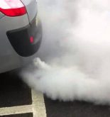 Voiture qui fume blanc