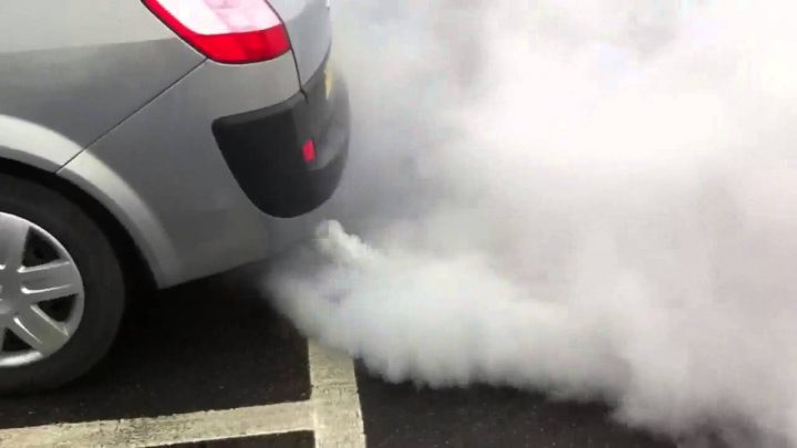 Voiture qui fume blanc