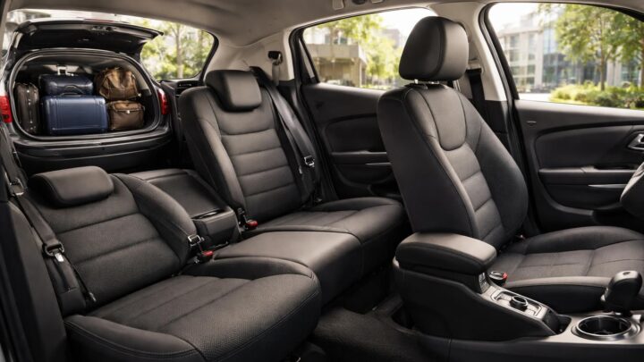 découvrez comment les dimensions intérieures et le volume du coffre de la clio 4 vous permettent d'optimiser votre expérience de conduite, alliant confort et praticité au quotidien.