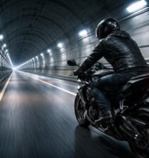 découvrez comment vivre une expérience unique en traversant le tunnel sous la manche à moto, avec des conseils pratiques et astuces pour un voyage inoubliable.