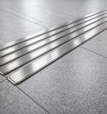 découvrez les couleurs et textures des bandes de guidage pmr en inox, alliant fonctionnalité et design moderne pour un environnement accessible et esthétique.