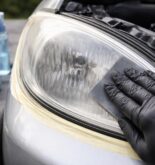 apprenez à rénover efficacement les optiques de phares de votre véhicule grâce à nos conseils pratiques et faciles à suivre pour retrouver une meilleure visibilité et sécurité.