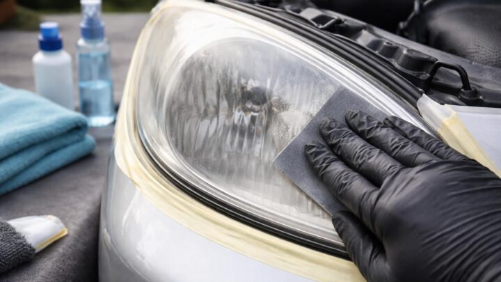 apprenez à rénover efficacement les optiques de phares de votre véhicule grâce à nos conseils pratiques et faciles à suivre pour retrouver une meilleure visibilité et sécurité.