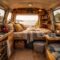découvrez comment préparer un road trip inoubliable avec un van volkswagen combi et optimisez chaque centimètre d'espace pour un confort maximal et une aventure réussie.