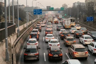 Embouteillage sur le périphérique de Toulouse avec de nombreuses voitures arrêtées en heure de pointe