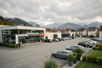 Vue panoramique d'un quartier de concessionnaires automobiles dans le Haut-Rhin avec montagnes vosgiennes en arrière-plan